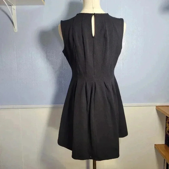 Monteau Large Classic Black Back Keyhole Lightly Pleated Sleeveless Summer Dress - Picture 5 of 9